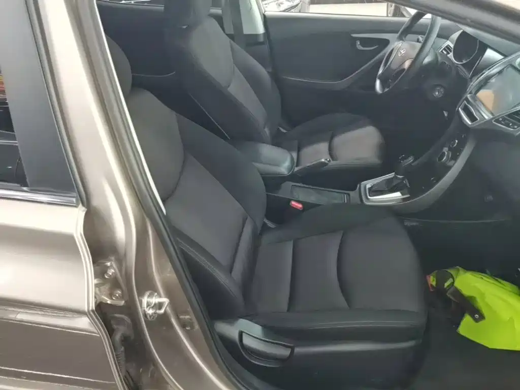 Hyundai Elantra 2017 — фото 25