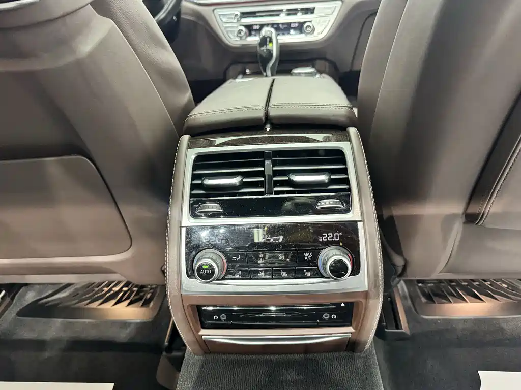 BMW 7 Series 2017 — фото 22