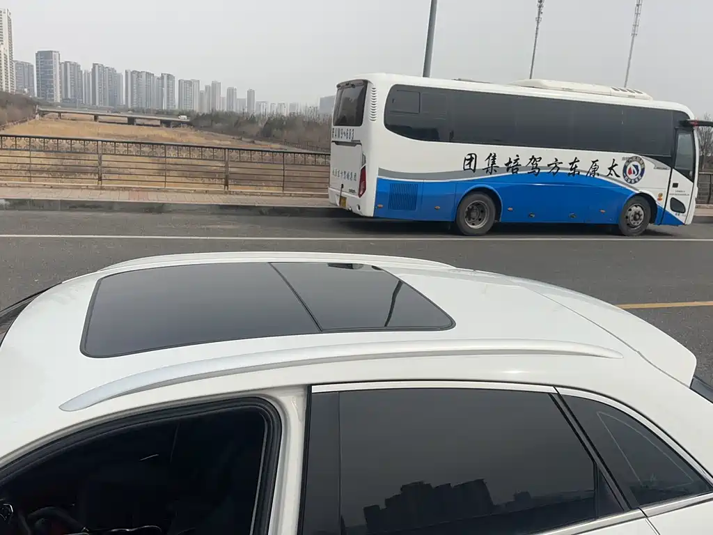 Zotye SR7 2016 — фото 14