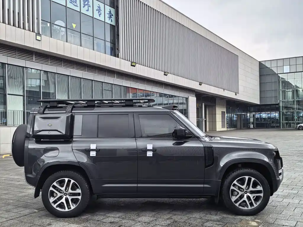 Land Rover Defender 2023 — фото 19