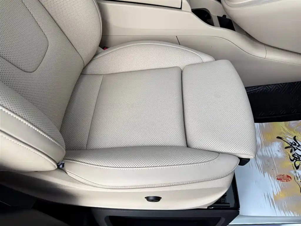 Mercedes-Benz V-Class 2023 — фото 29