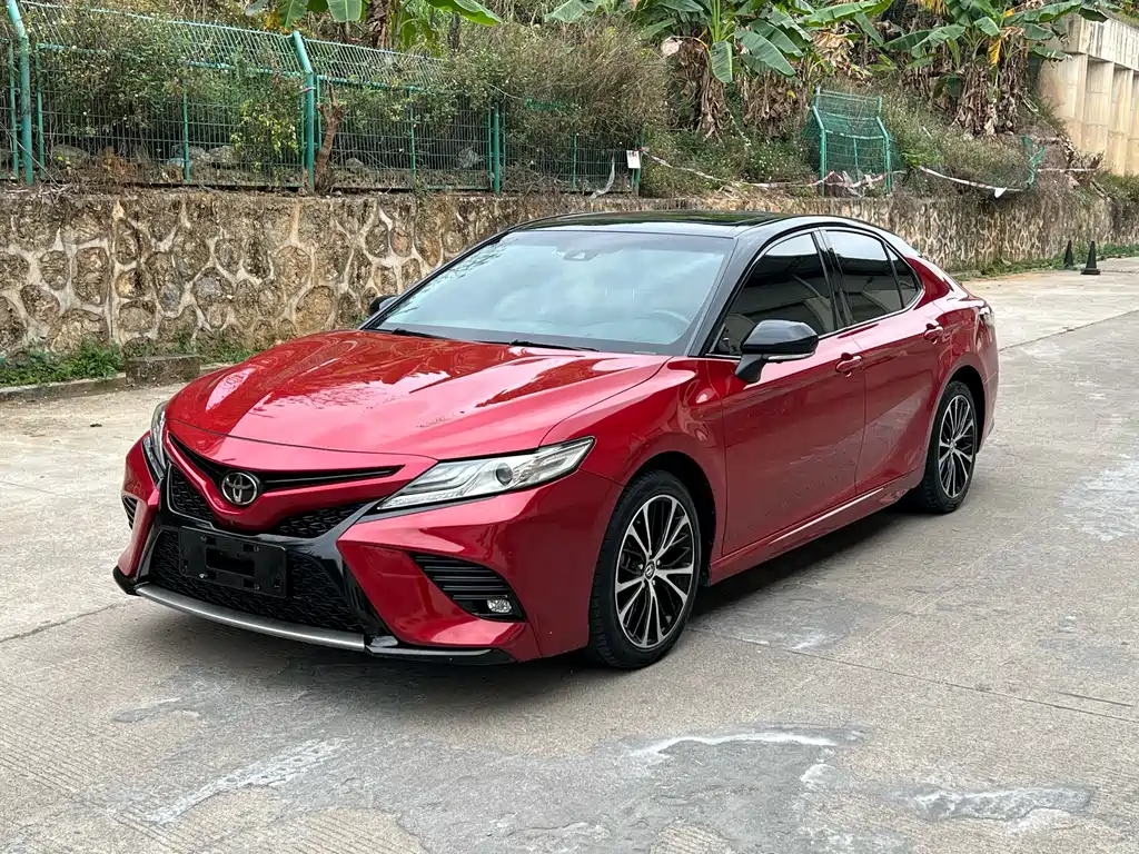 Toyota Camry 2018 — фото 1