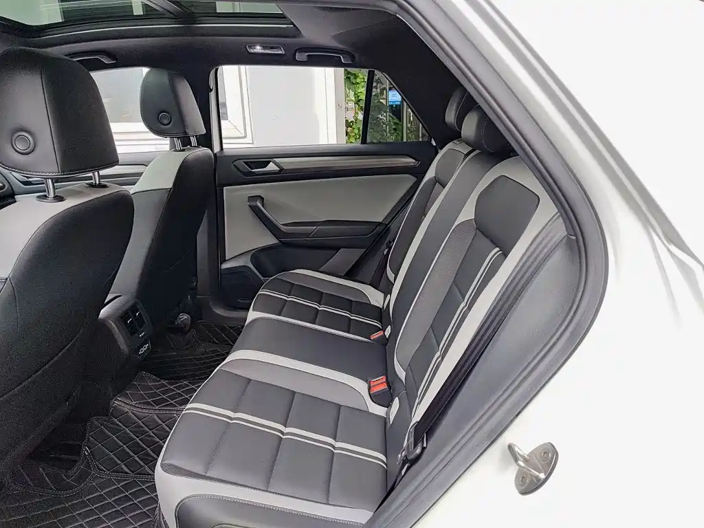 Volkswagen T-Roc 2023 — фото 8
