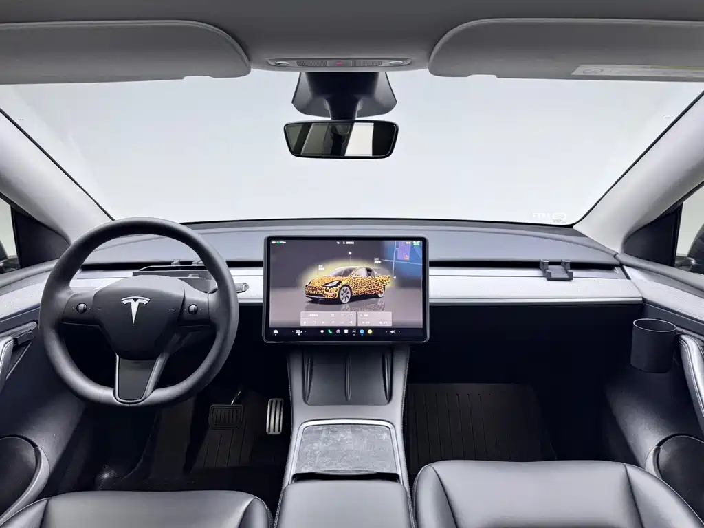 Tesla Model Y 2025 — фото 9