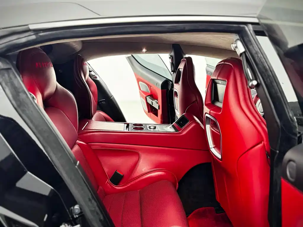 Aston Martin Rapide 2011 — фото 13