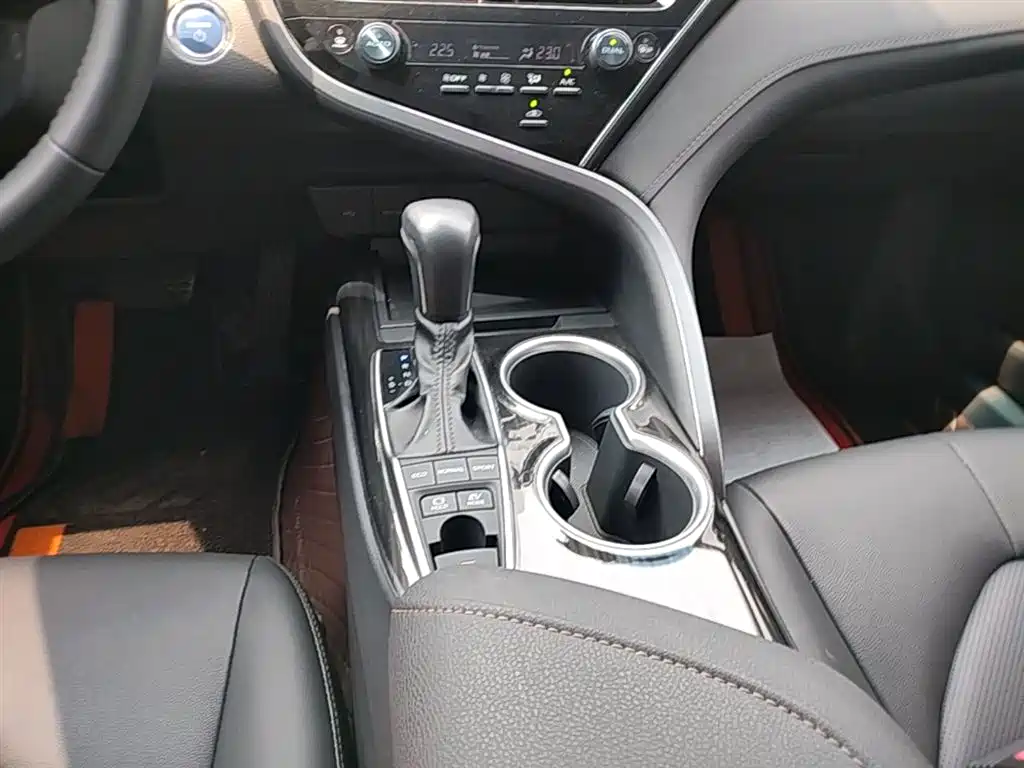 Toyota Camry 2023 — фото 14