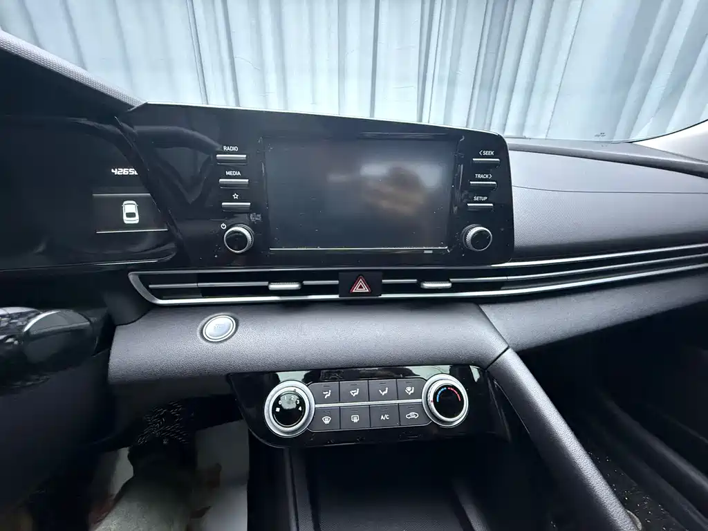 Hyundai Elantra 2022 — фото 17