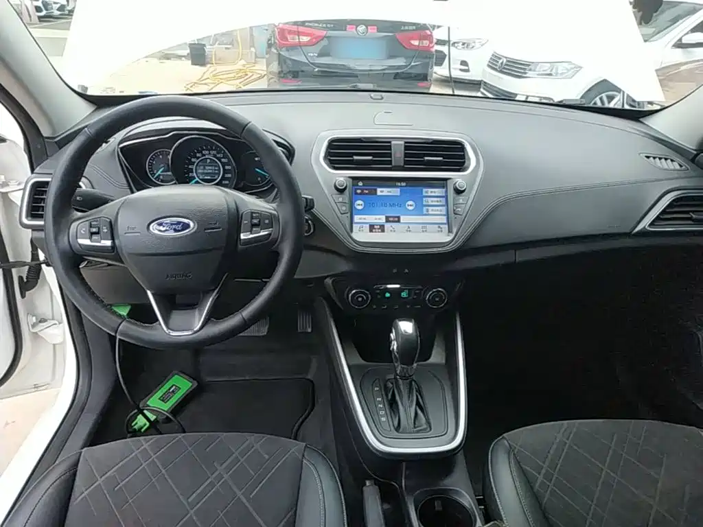 Ford Escort 2020 — фото 10