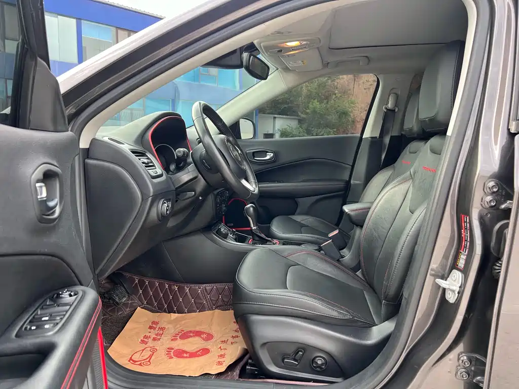 Jeep Compass 2018 — фото 9