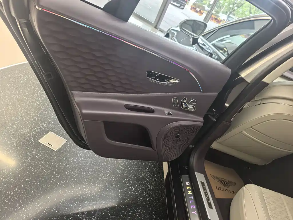 Bentley Flying Spur — фото 9