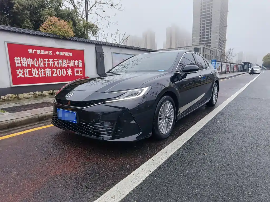 Toyota Camry 2024 — фото 1