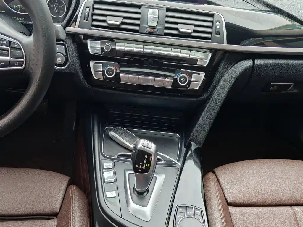 BMW 3 Series 2019 — фото 11