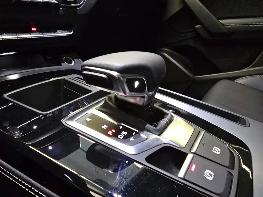 Audi Q5L 2023 — фото 11