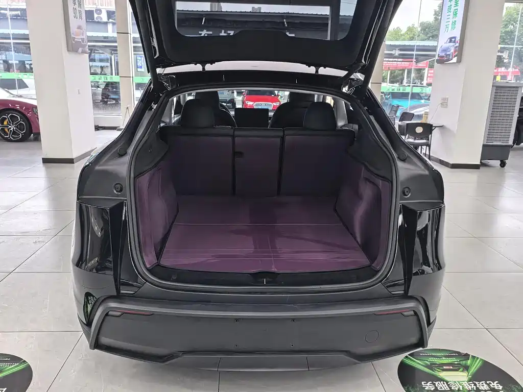 Tesla Model Y 2025 — фото 11
