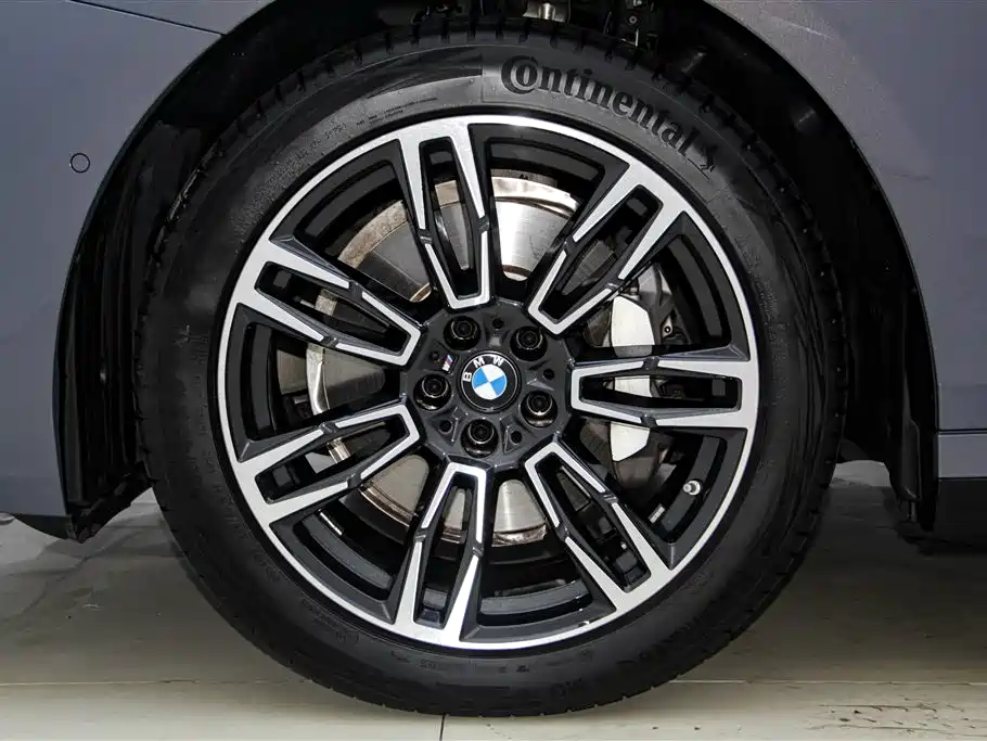 BMW 5 Series 2025 — фото 11