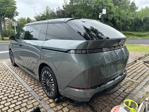 XPeng X9 2025