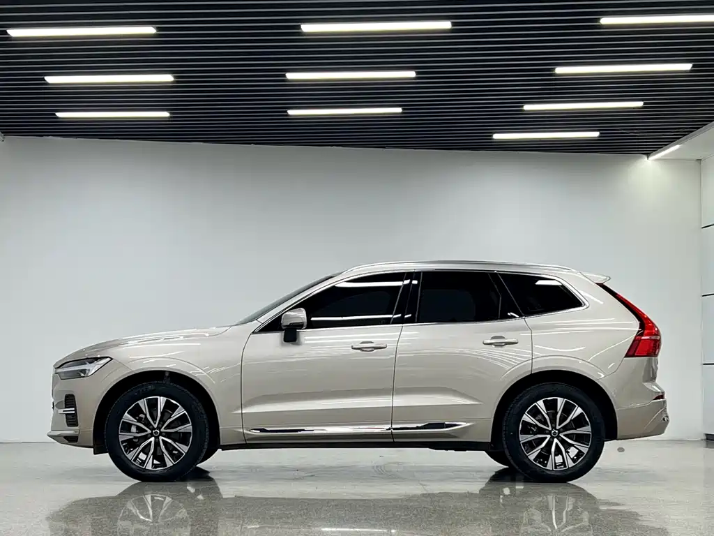 Volvo XC60 2022 — фото 2
