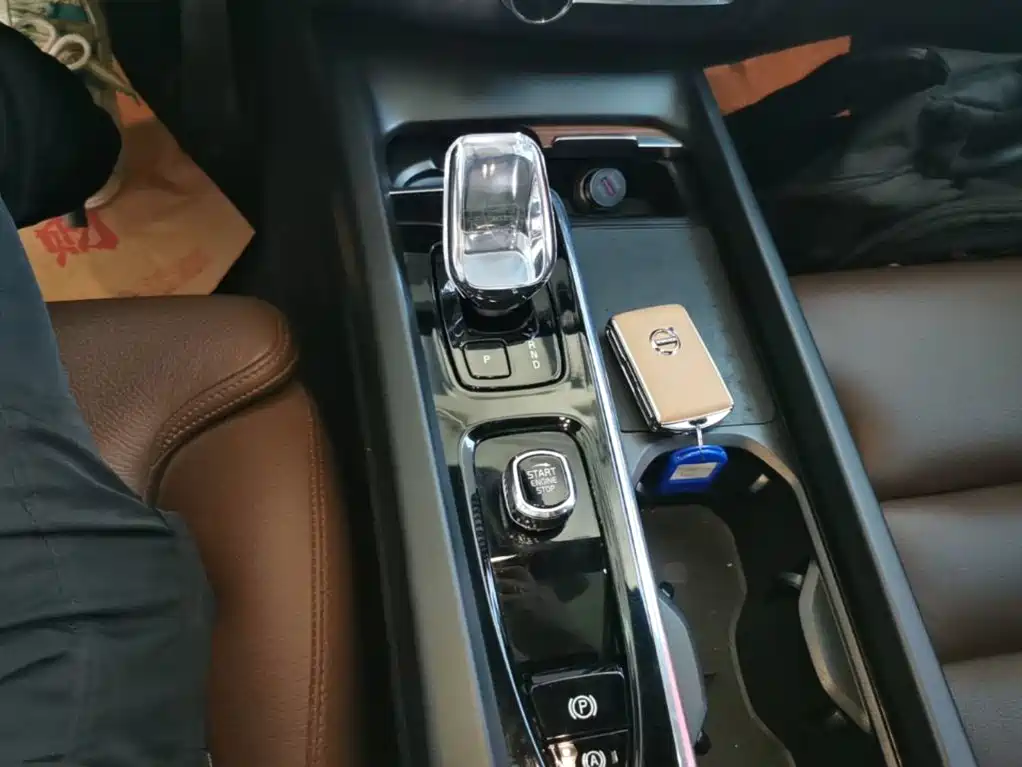 Volvo XC60 PHEV 2023 — фото 10