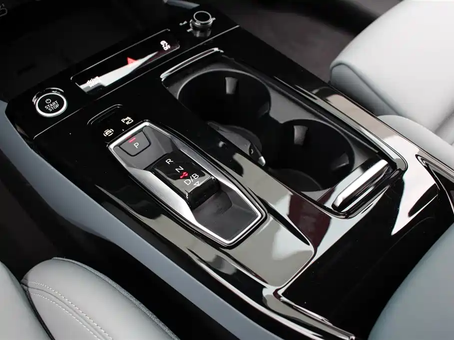 Audi Q6L e-tron 2025 — фото 9