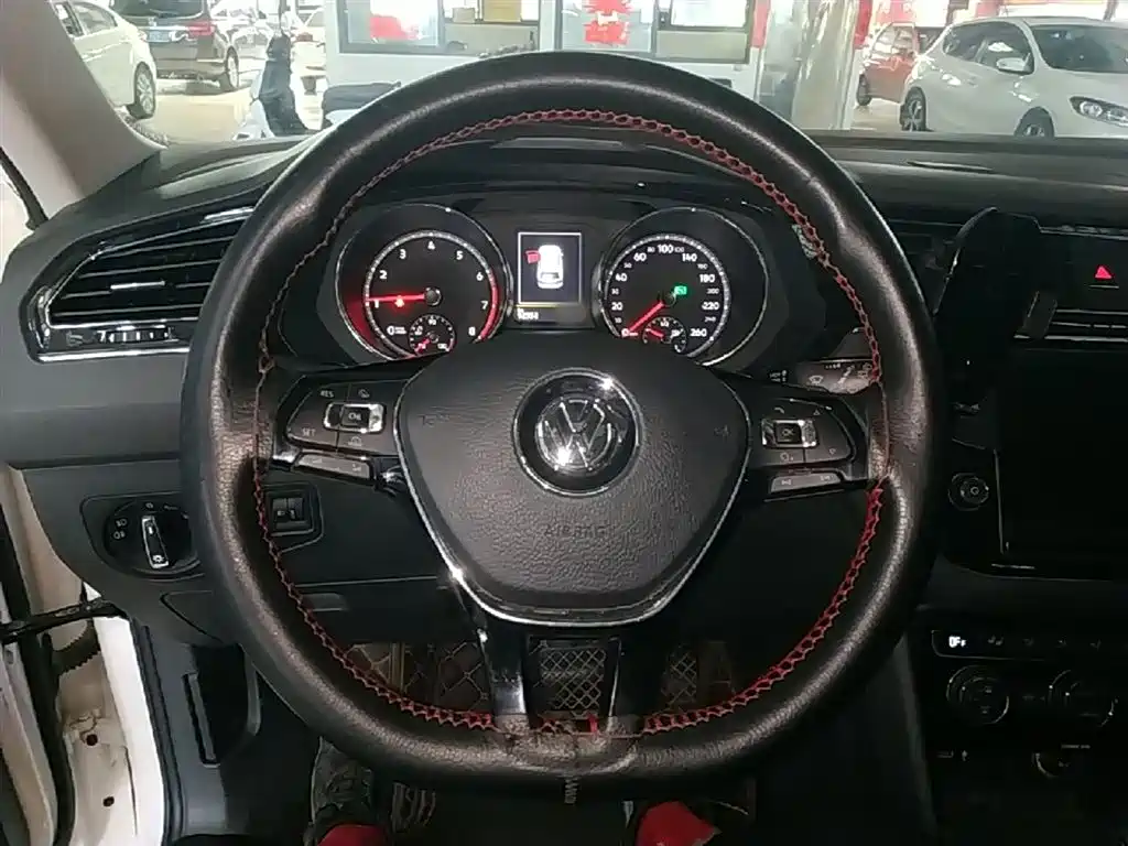 Volkswagen Tiguan L 2018 — фото 11