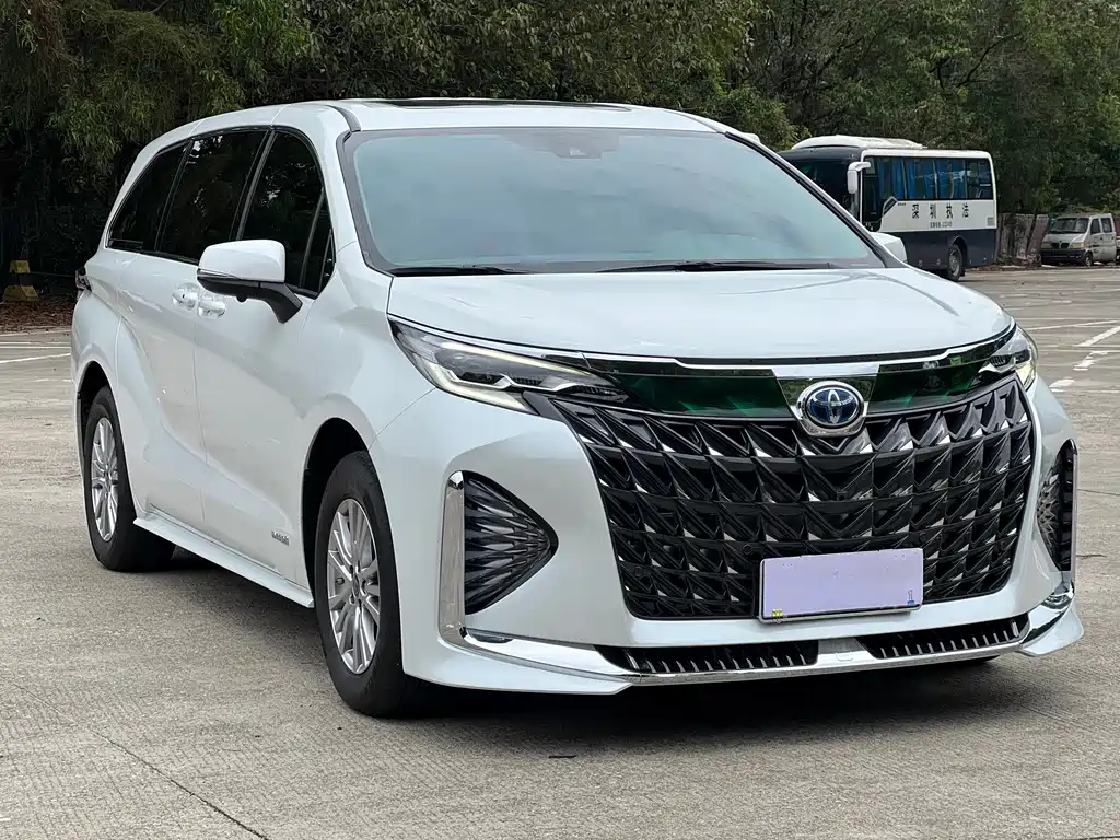 Toyota Sienna 2022 — фото 3