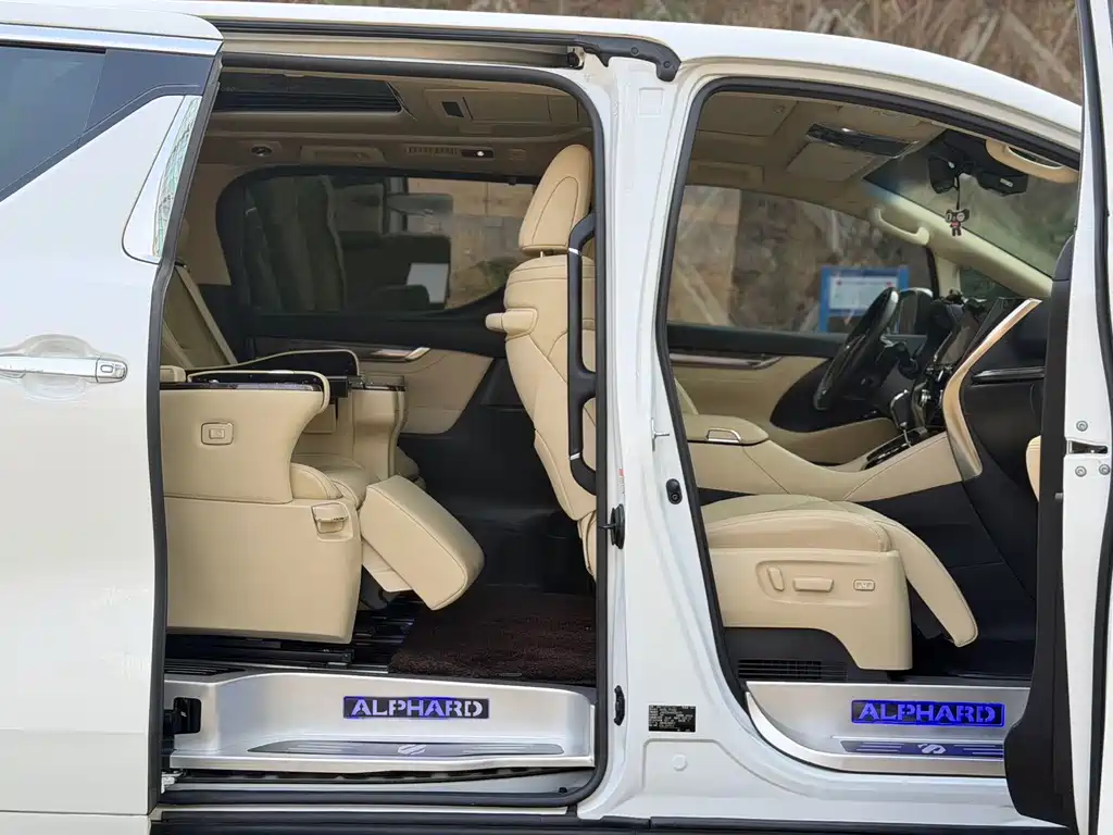 Toyota Alphard 2023 — фото 16
