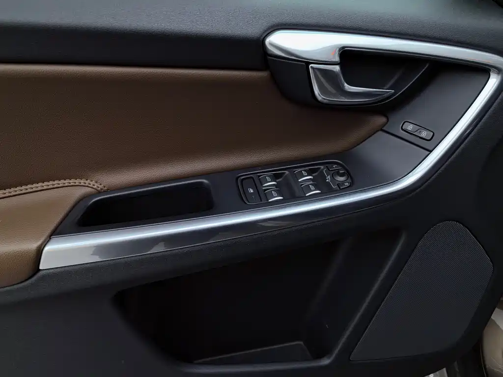 Volvo XC60 2017 — фото 27