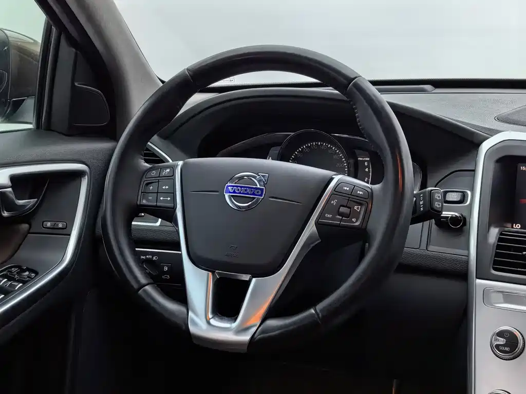 Volvo XC60 2017 — фото 21