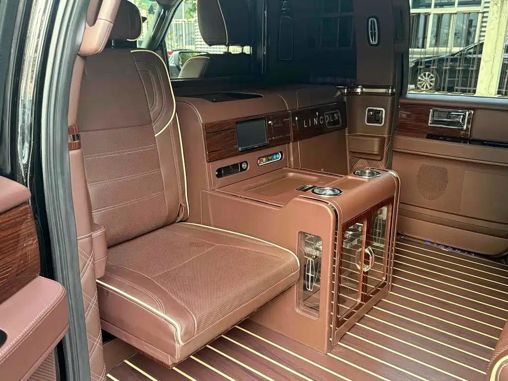 Lincoln Navigator 2017 — фото 11