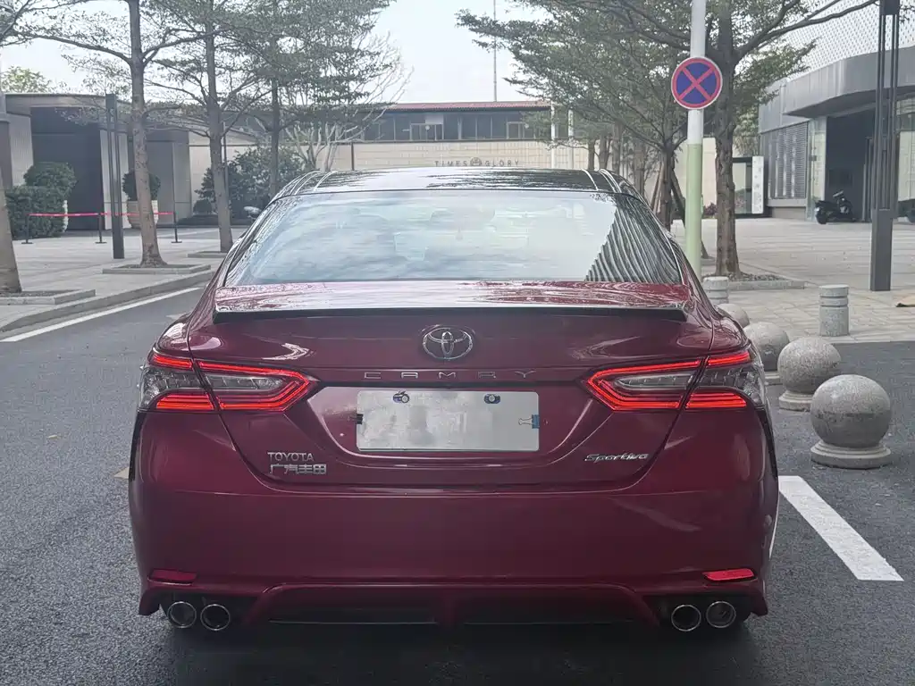Toyota Camry 2018 — фото 12