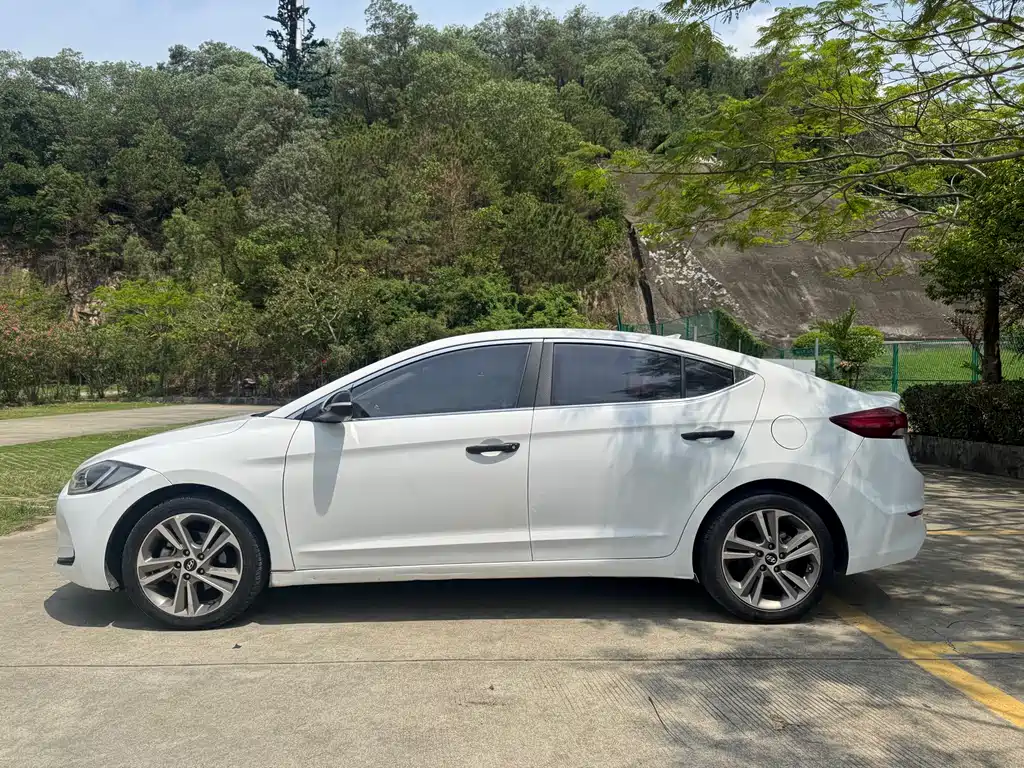 Hyundai Elantra 2016 — фото 4
