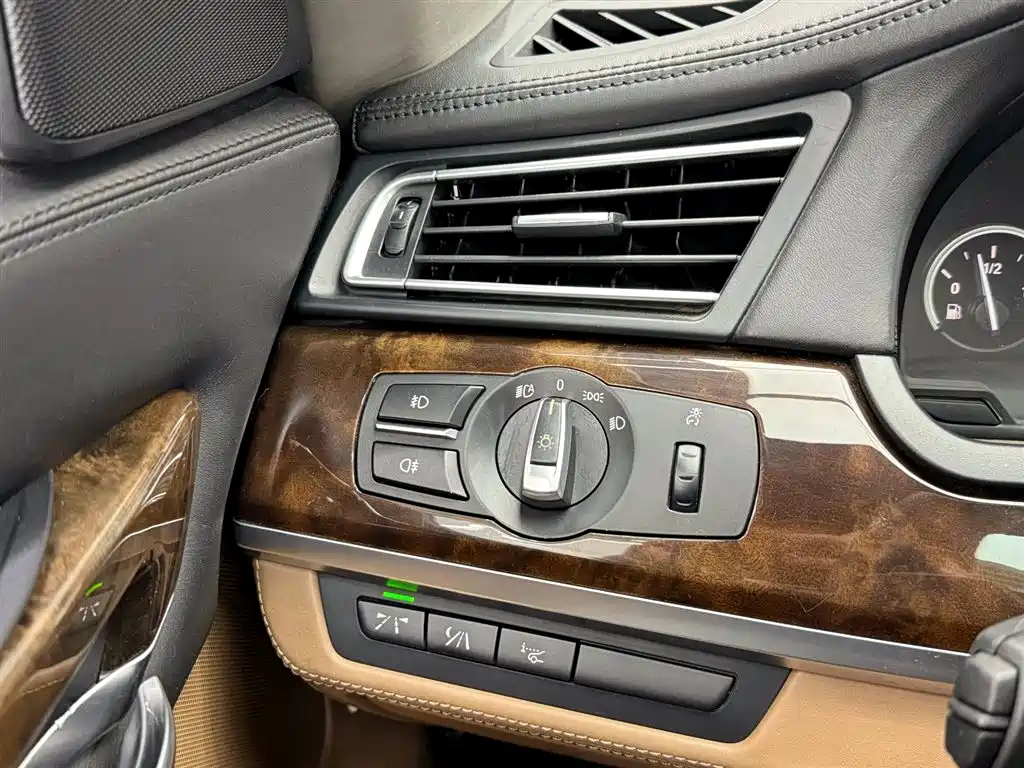 BMW 7 Series 2012 — фото 21