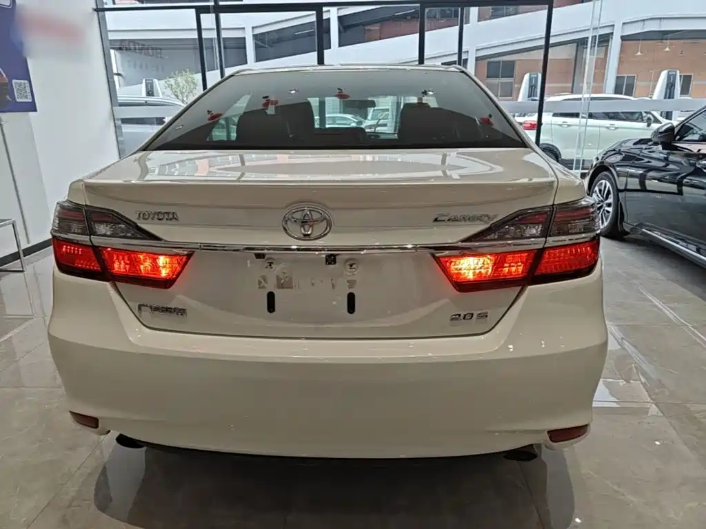 Toyota Camry 2017 — фото 6