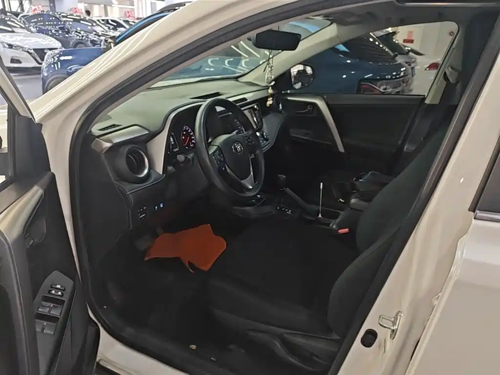 Toyota RAV4 2019 — фото 15