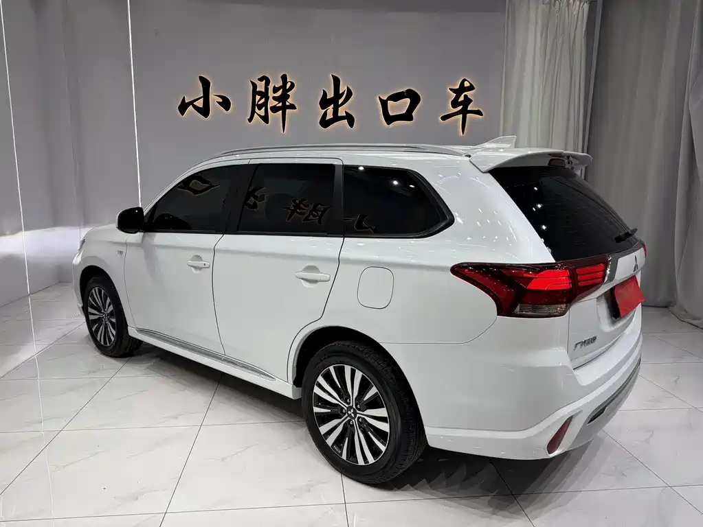 Mitsubishi Outlander 2022 — фото 6