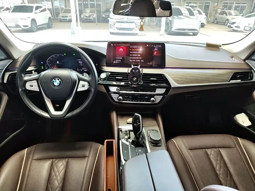 BMW 5 Series 2022 — фото 10