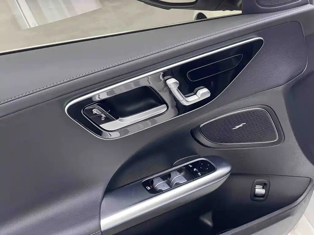 Mercedes-Benz C-Class 2024 — фото 9