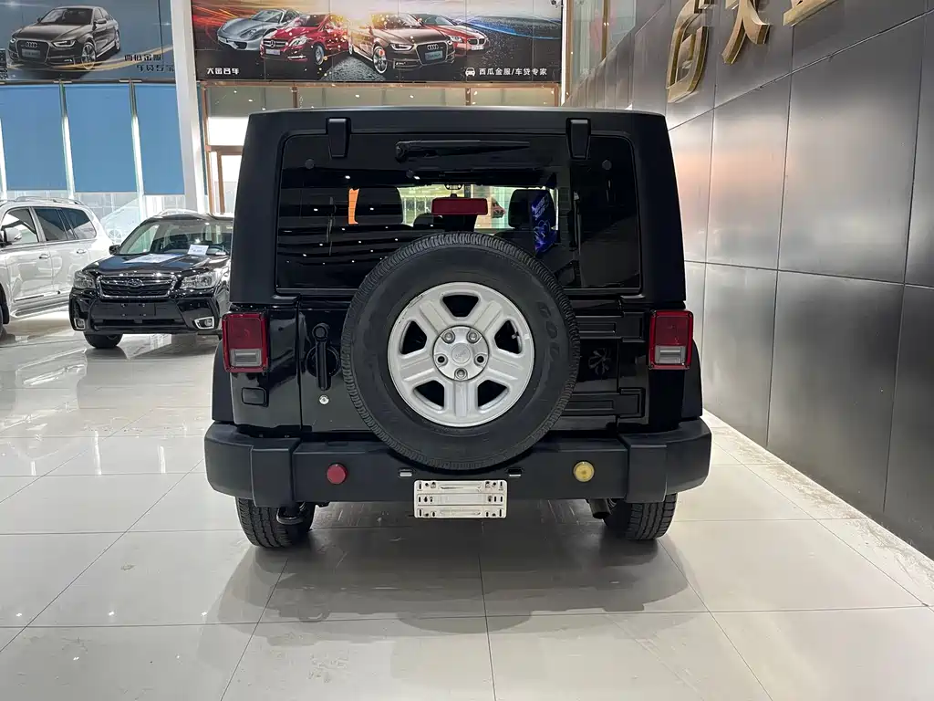 Jeep Wrangler 2016 — фото 11