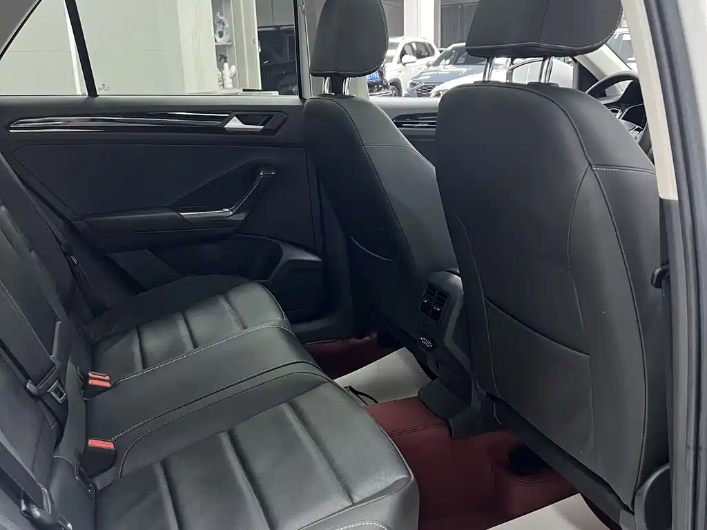 Volkswagen T-Roc 2023 — фото 9