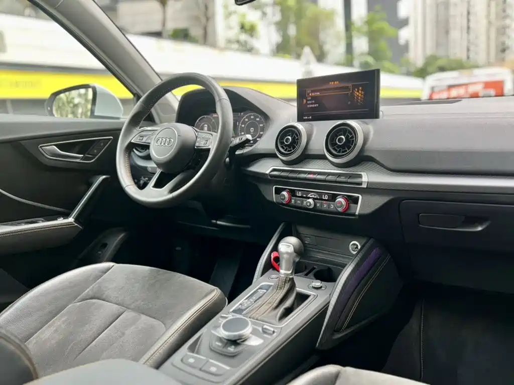 Audi Q2L e-tron 2022 — фото 15