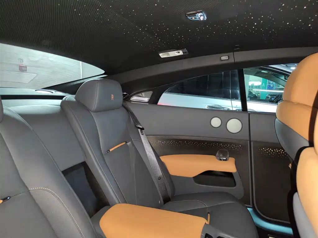 Rolls-Royce Phantom 2019 — фото 12