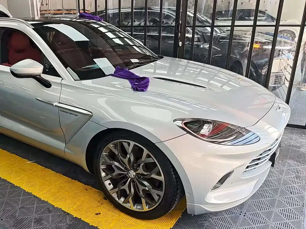 Aston Martin DBX 2023