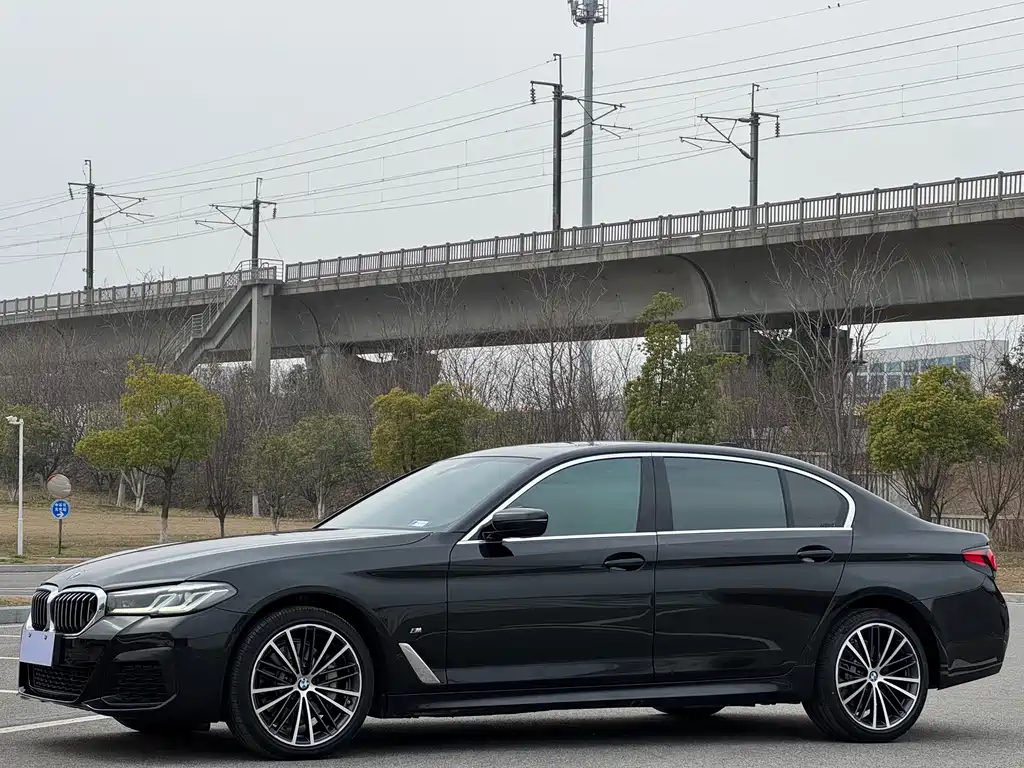 BMW 5 Series 2022 — фото 1