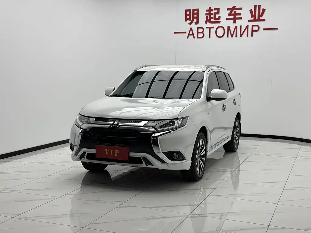 Mitsubishi Outlander 2023 — фото 4
