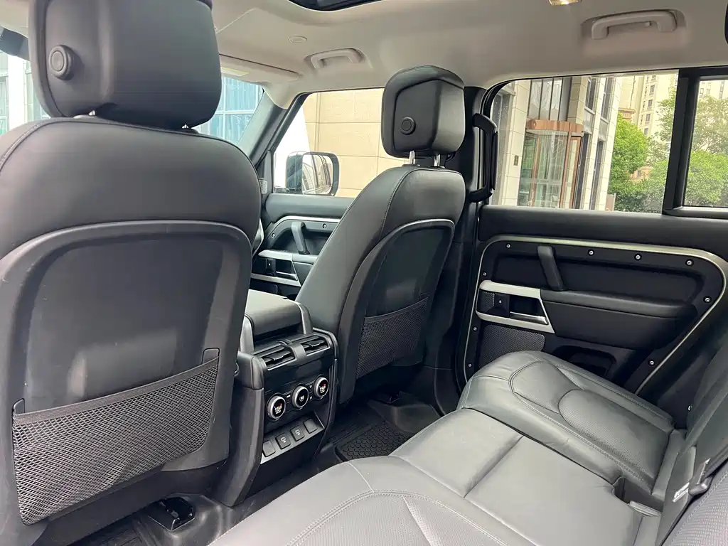 Land Rover Defender 2023 — фото 12