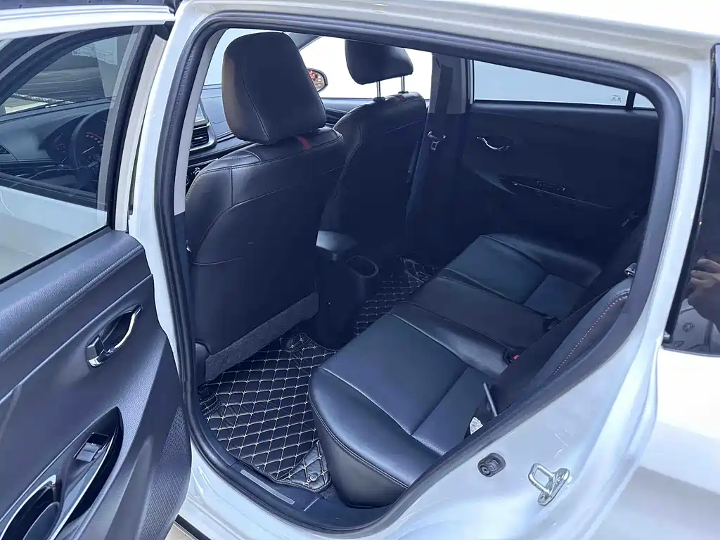 Toyota Yaris L 2022 — фото 9