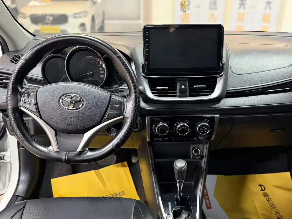 Toyota Yaris L 2022