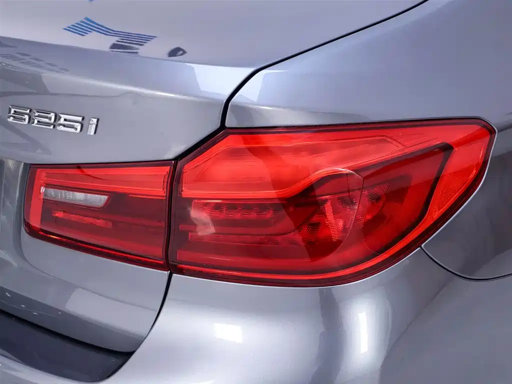 BMW 5 Series 2018 — фото 9