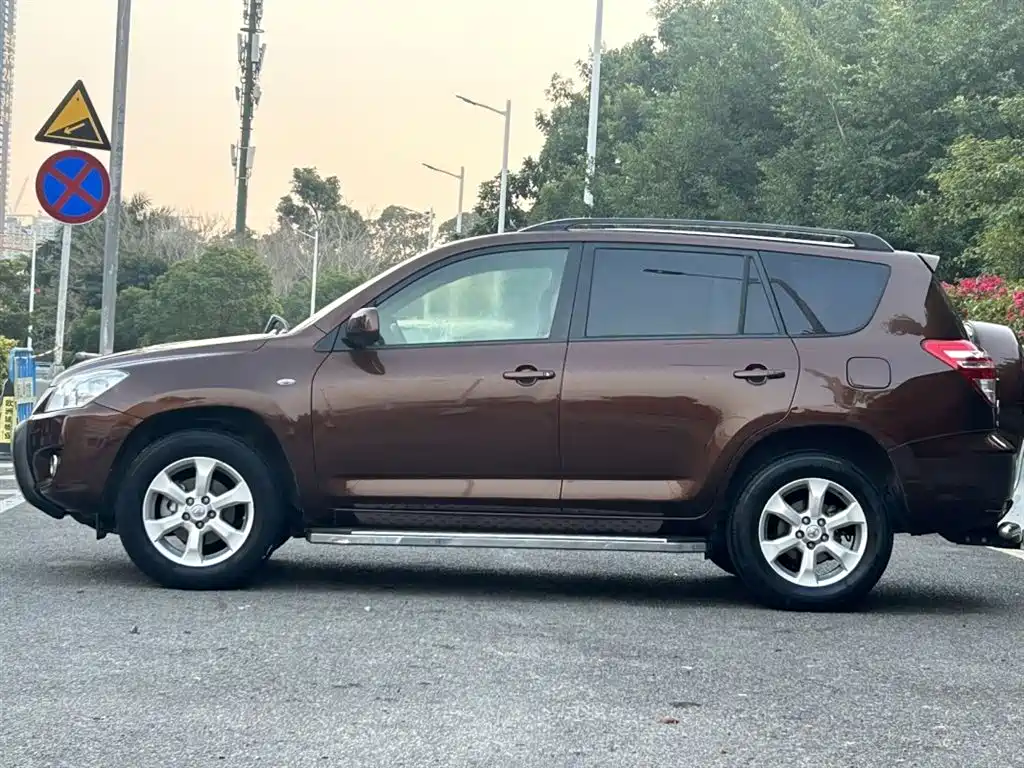 Toyota RAV4 2012 — фото 7