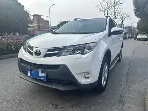 Toyota RAV4 2015 — фото 1